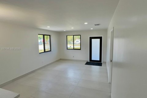 House in Opa-locka, Florida 2 bedrooms, 137.96 sq.m. № 2033405 - photo 8