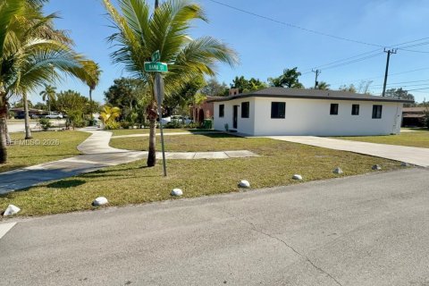 House in Opa-locka, Florida 2 bedrooms, 137.96 sq.m. № 2033405 - photo 3
