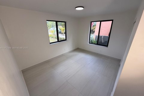 House in Opa-locka, Florida 2 bedrooms, 137.96 sq.m. № 2033405 - photo 9
