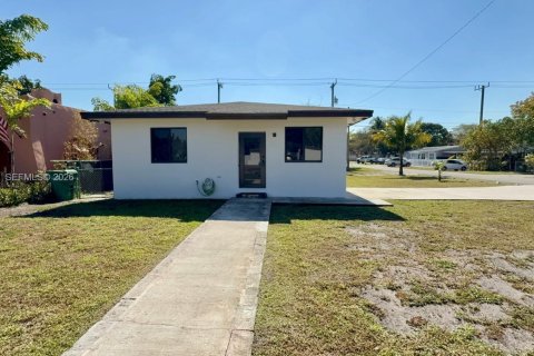 House in Opa-locka, Florida 2 bedrooms, 137.96 sq.m. № 2033405