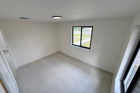 House in Opa-locka, Florida 2 bedrooms, 137.96 sq.m. № 2033405 - photo 10