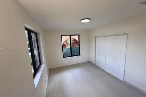 House in Opa-locka, Florida 2 bedrooms, 137.96 sq.m. № 2033405 - photo 7