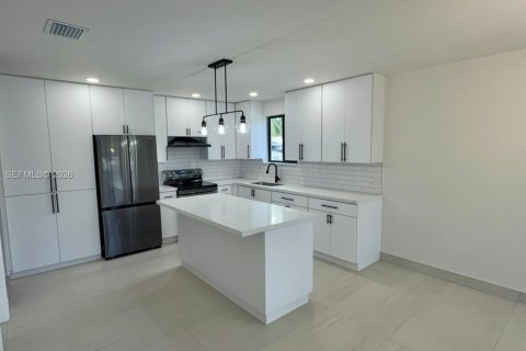 House in Opa-locka, Florida 2 bedrooms, 137.96 sq.m. № 2033405 - photo 5