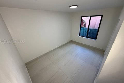 House in Opa-locka, Florida 2 bedrooms, 137.96 sq.m. № 2033405 - photo 4