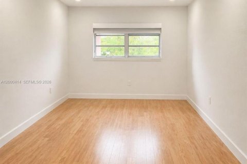 Condominio en North Miami, Florida, 1 dormitorio  № 2074884