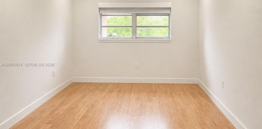 Condominio en North Miami, Florida, 1 dormitorio  № 2074884