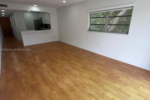 Condominio en venta en North Miami, Florida, 1 dormitorio, 71.53 m2 № 2074884 - foto 6