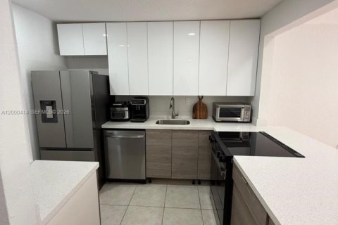 Condominio en venta en North Miami, Florida, 1 dormitorio, 71.53 m2 № 2074884 - foto 10