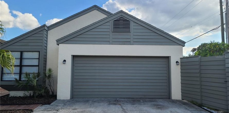 House in Tampa, Florida 3 bedrooms, 157.93 sq.m. № 2229328