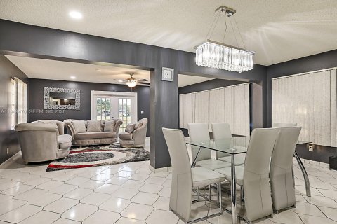 Villa ou maison à vendre à Pembroke Pines, Floride: 3 chambres, 204.2 m2 № 2054464 - photo 9