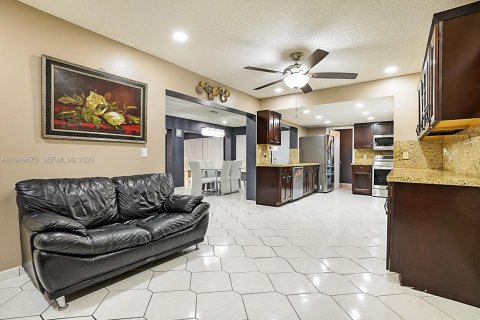 Villa ou maison à vendre à Pembroke Pines, Floride: 3 chambres, 204.2 m2 № 2054464 - photo 22