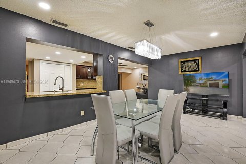 Villa ou maison à vendre à Pembroke Pines, Floride: 3 chambres, 204.2 m2 № 2054464 - photo 10