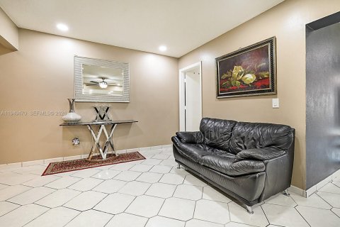 Villa ou maison à vendre à Pembroke Pines, Floride: 3 chambres, 204.2 m2 № 2054464 - photo 21