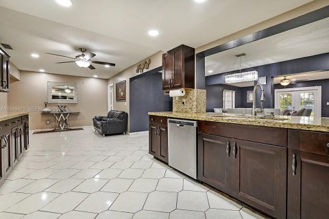 Villa ou maison à vendre à Pembroke Pines, Floride: 3 chambres, 204.2 m2 № 2054464 - photo 19