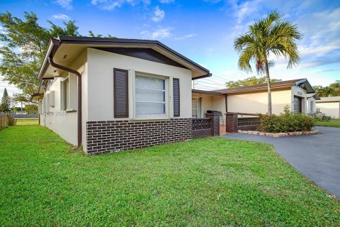 Villa ou maison à vendre à Pembroke Pines, Floride: 3 chambres, 204.2 m2 № 2054464 - photo 2