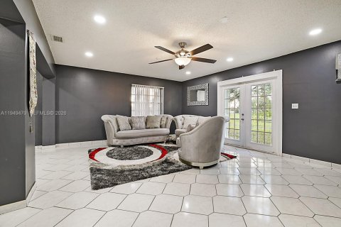 Villa ou maison à vendre à Pembroke Pines, Floride: 3 chambres, 204.2 m2 № 2054464 - photo 12