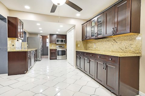 Villa ou maison à vendre à Pembroke Pines, Floride: 3 chambres, 204.2 m2 № 2054464 - photo 16