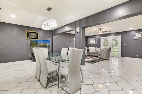 Villa ou maison à vendre à Pembroke Pines, Floride: 3 chambres, 204.2 m2 № 2054464 - photo 13