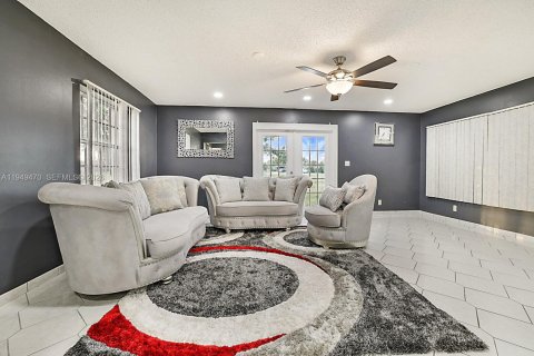 Villa ou maison à vendre à Pembroke Pines, Floride: 3 chambres, 204.2 m2 № 2054464 - photo 14