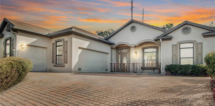 House in Summerfield, Florida 3 bedrooms, 167.22 sq.m. № 2220555