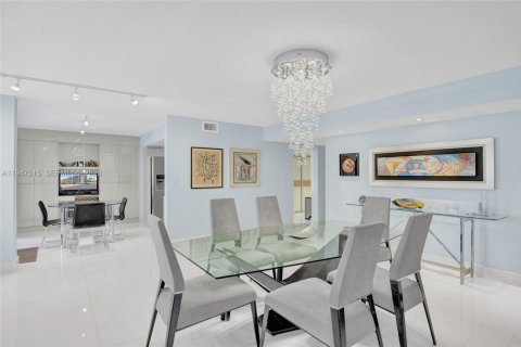 Condo in Palm Beach, Florida, 2 bedrooms  № 2020375 - photo 14