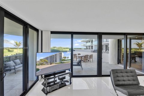 Condo in Palm Beach, Florida, 2 bedrooms  № 2020375 - photo 19