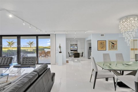 Condo in Palm Beach, Florida, 2 bedrooms  № 2020375 - photo 16