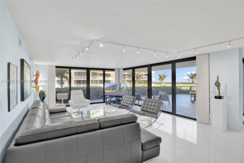 Condo in Palm Beach, Florida, 2 bedrooms  № 2020375 - photo 12