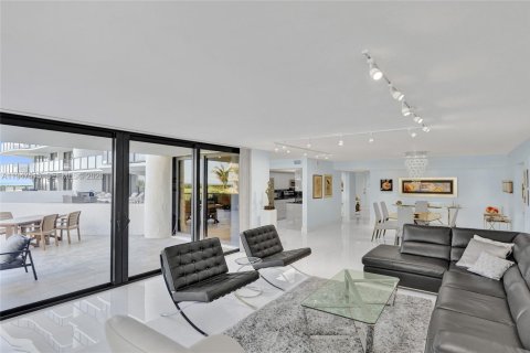 Condo in Palm Beach, Florida, 2 bedrooms  № 2020375 - photo 18