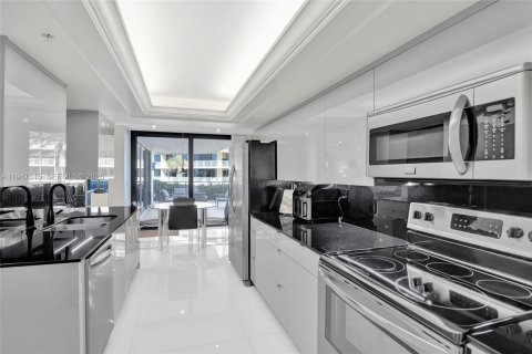 Condo in Palm Beach, Florida, 2 bedrooms  № 2020375 - photo 22