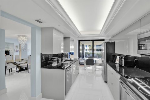 Condo in Palm Beach, Florida, 2 bedrooms  № 2020375 - photo 21