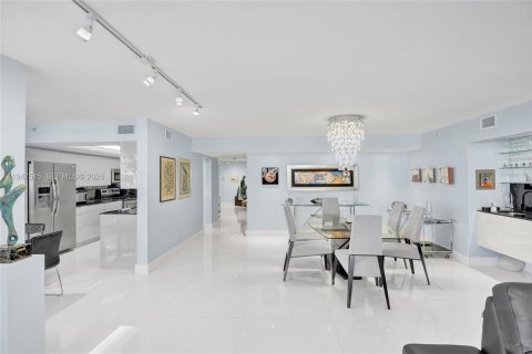 Condo in Palm Beach, Florida, 2 bedrooms  № 2020375 - photo 9