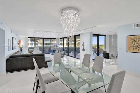 Condo in Palm Beach, Florida, 2 bedrooms  № 2020375 - photo 11