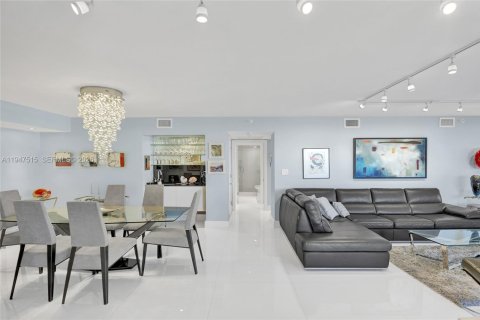 Condo in Palm Beach, Florida, 2 bedrooms  № 2020375 - photo 15