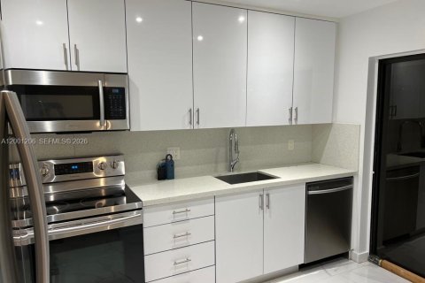 Townhouse in Miami, Florida 4 bedrooms, 136.19 sq.m. № 2065180 - photo 4