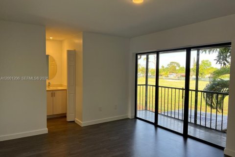 Townhouse in Miami, Florida 4 bedrooms, 136.19 sq.m. № 2065180 - photo 11