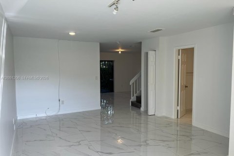 Townhouse in Miami, Florida 4 bedrooms, 136.19 sq.m. № 2065180 - photo 5