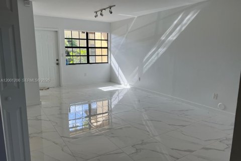 Townhouse in Miami, Florida 4 bedrooms, 136.19 sq.m. № 2065180 - photo 3