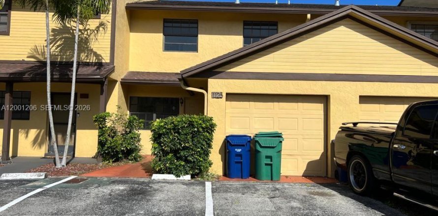 Townhouse in Miami, Florida 4 bedrooms, 136.19 sq.m. № 2065180