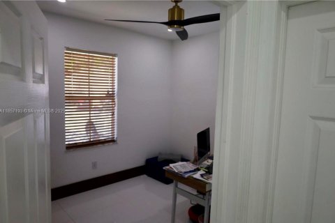 House in Homestead, Florida 4 bedrooms, 170.66 sq.m. № 1881976 - photo 11