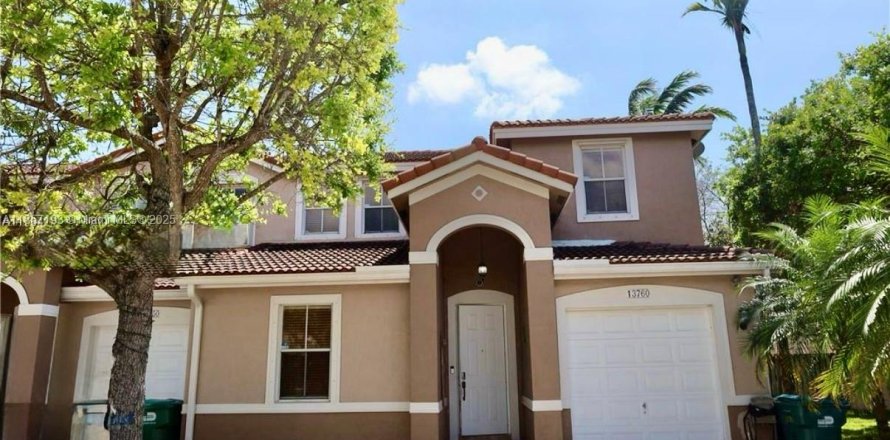 House in Homestead, Florida 4 bedrooms, 170.66 sq.m. № 1881976