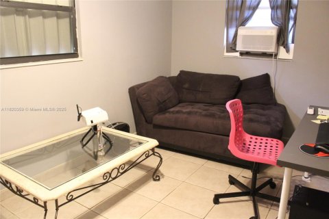 Villa ou maison à vendre à Hialeah, Floride: 4 chambres, 173.82 m2 № 1989898 - photo 9