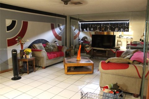 Villa ou maison à vendre à Hialeah, Floride: 4 chambres, 173.82 m2 № 1989898 - photo 12