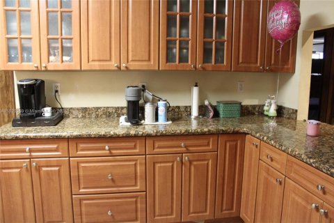 Villa ou maison à vendre à Hialeah, Floride: 4 chambres, 173.82 m2 № 1989898 - photo 4