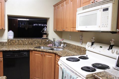 Villa ou maison à vendre à Hialeah, Floride: 4 chambres, 173.82 m2 № 1989898 - photo 5