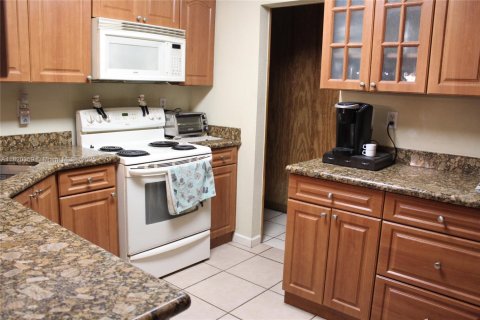 Villa ou maison à vendre à Hialeah, Floride: 4 chambres, 173.82 m2 № 1989898 - photo 6