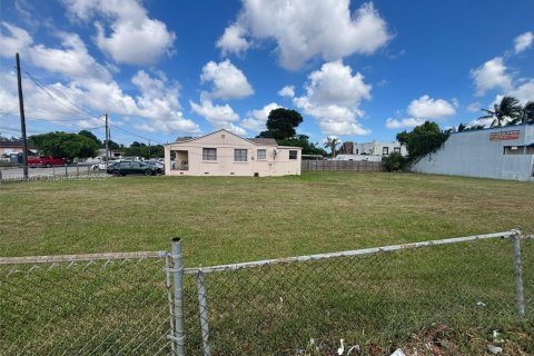 Commercial property in Miami, Florida № 2086824 - photo 2