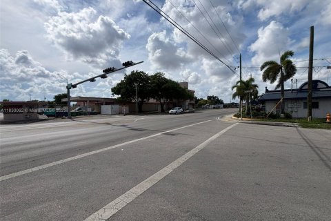 Commercial property in Miami, Florida № 2086824 - photo 9