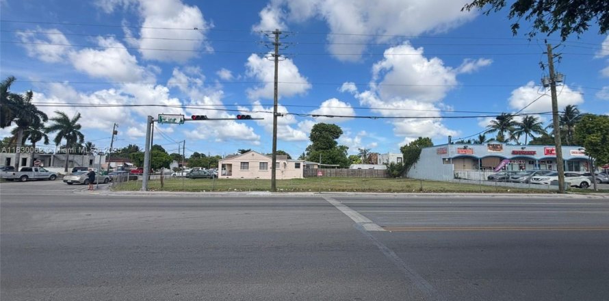 Commercial property in Miami, Florida № 2086824