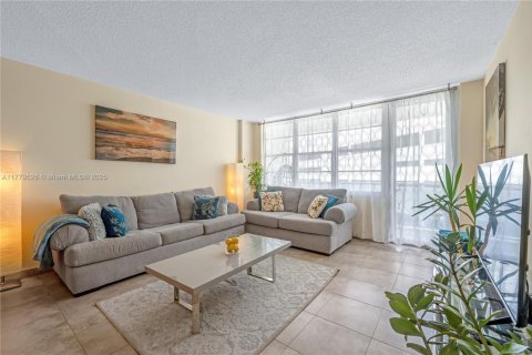 Condo in Hollywood, Florida, 1 bedroom  № 1623142 - photo 2